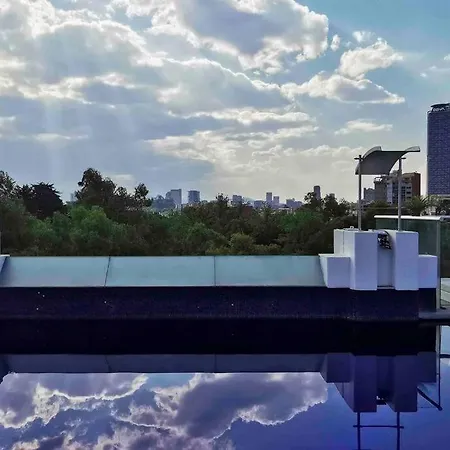 Modern Artist Apt., Overlooking Parque Espana