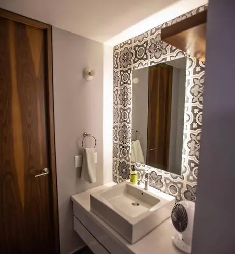 Modern Artist Apt., Overlooking Parque Espana