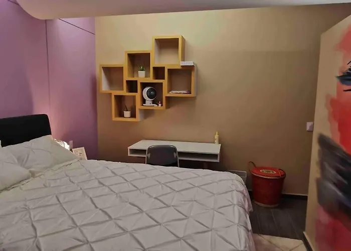 Modern Artist Apt., Overlooking Parque Espana