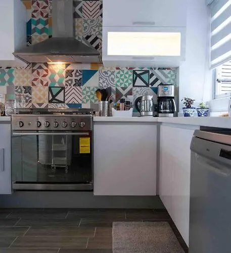 Modern Artist Apt., Overlooking Parque Espana